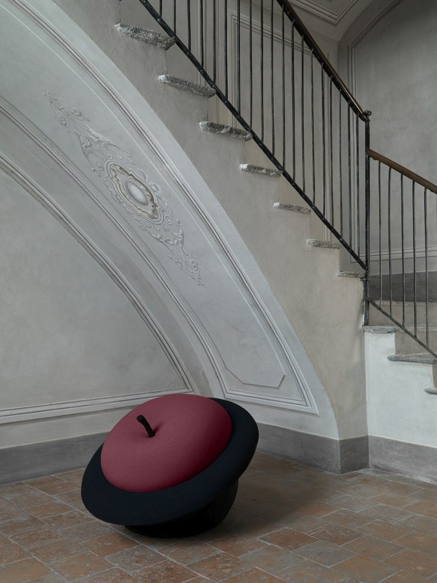 Roter MagriTTA Sessel/Pouf von Gufram vor einer Treppe. Design Sitzmöbel und Wohnaccessoire.