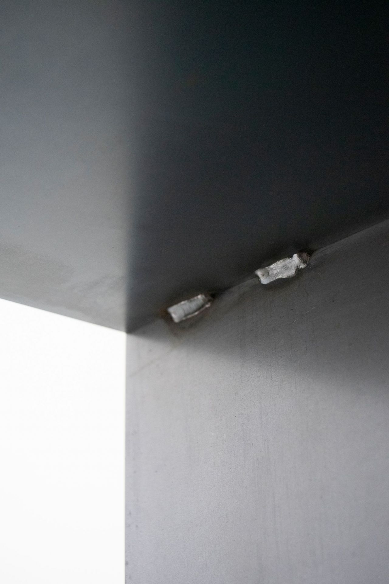 Detailaufnahme des Moormann Regals: Geschweißte Ecke des Metallregals, minimalistisches Design.