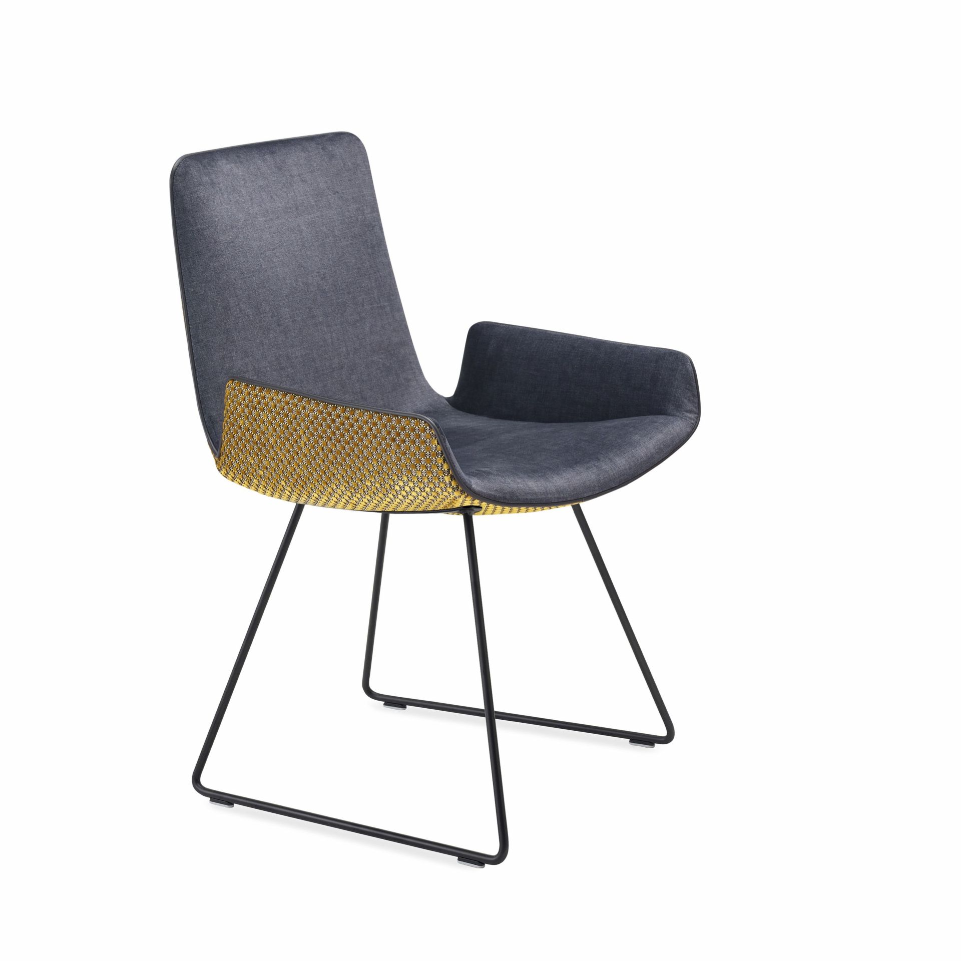Amelie Armlehnstuhl von Freifrau Manufaktur mit grauem Bezug und niedrigem Armlehnen auf schwarzem Gestell.