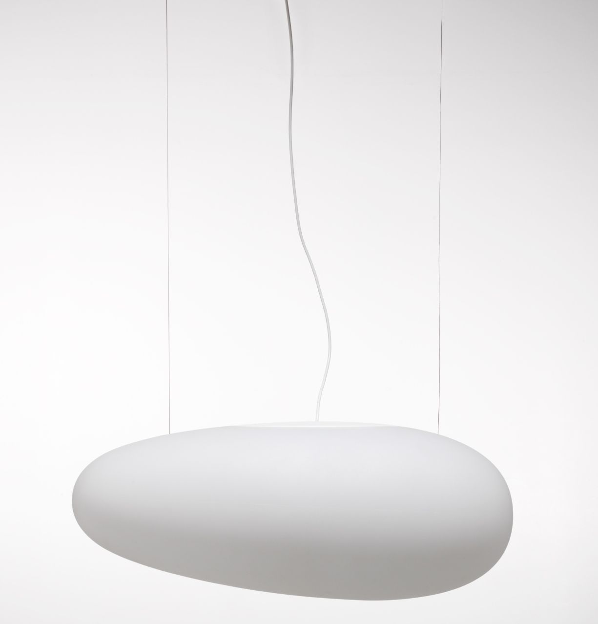 Weiße Avion Pendelleuchte von Fritz Hansen, moderne Hängelampe für Wohnzimmer und Esszimmer.