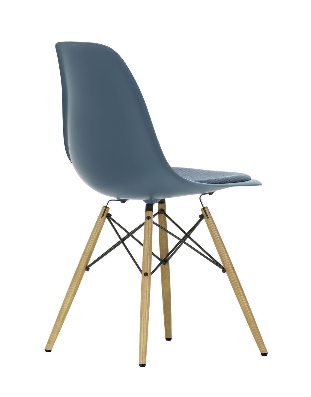Blauer Eames DSW Stuhl mit Sitzpolster und Holzbeinen von Vitra, seitliche Ansicht.