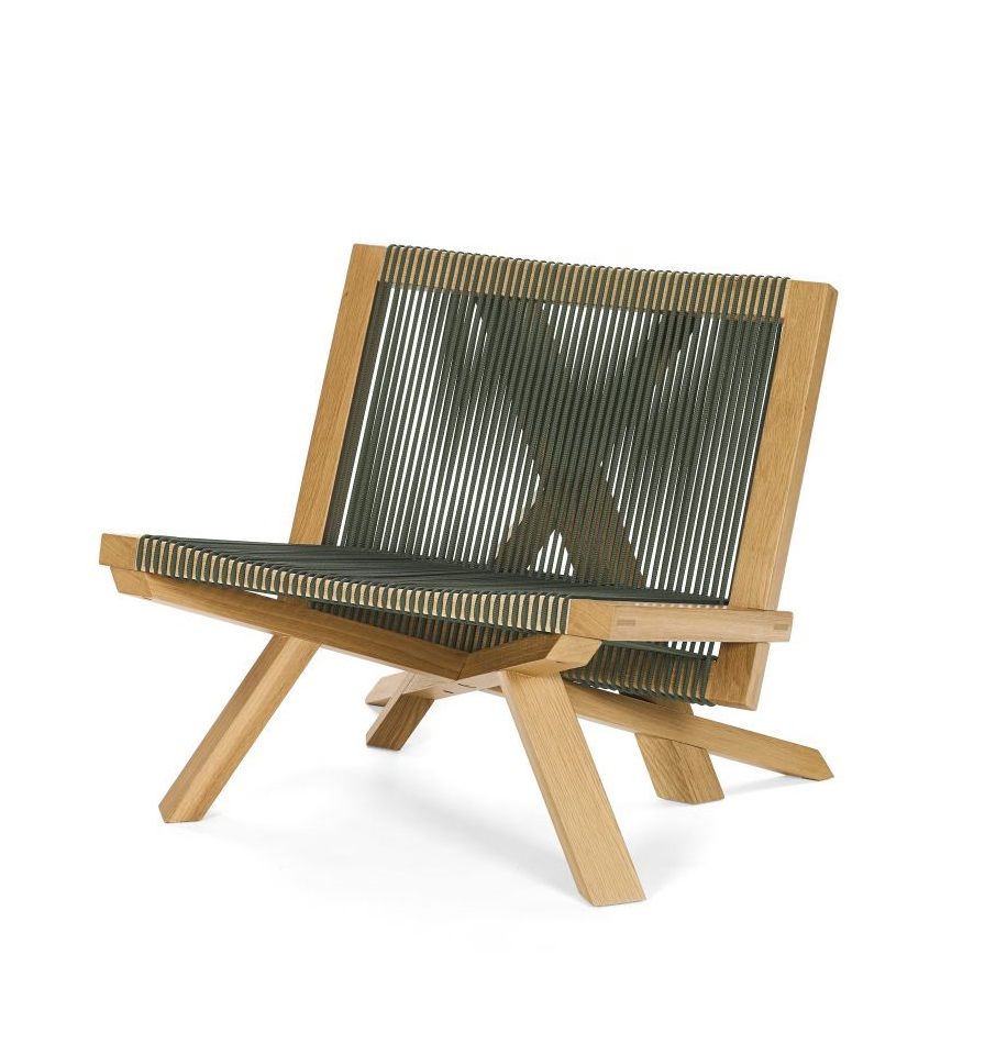 ClassiCon Volkshaus Lounge Chair Sessel aus hellem Holz mit grüner Seilbespannung, seitliche Ansicht.