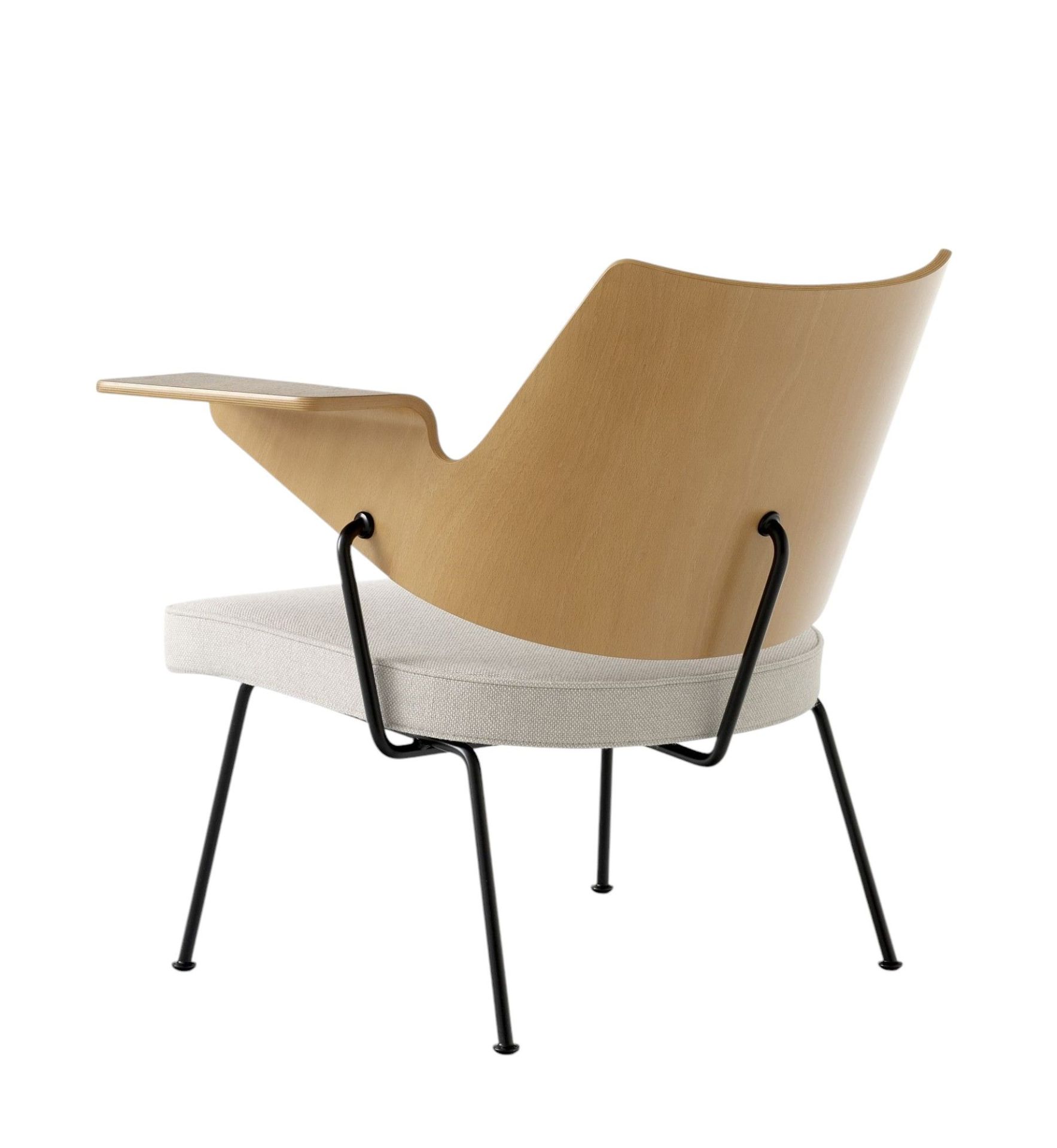 Rückansicht des RFH Robin Day Lounge Chair von AndTradition mit Holzschale und Stoffpolsterung.