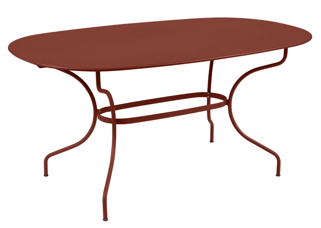 Brauner Opéra+ Gartentisch von Fermob, oval, aus Metall, für den Außenbereich.