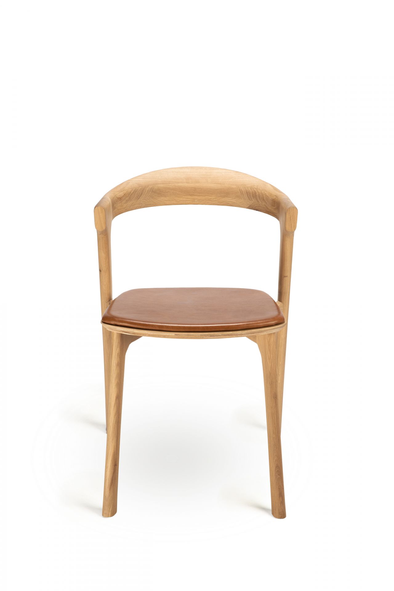 Bok Stuhl aus Eiche mit braunem Sitzkissen von Ethnicraft, modernes Möbeldesign.