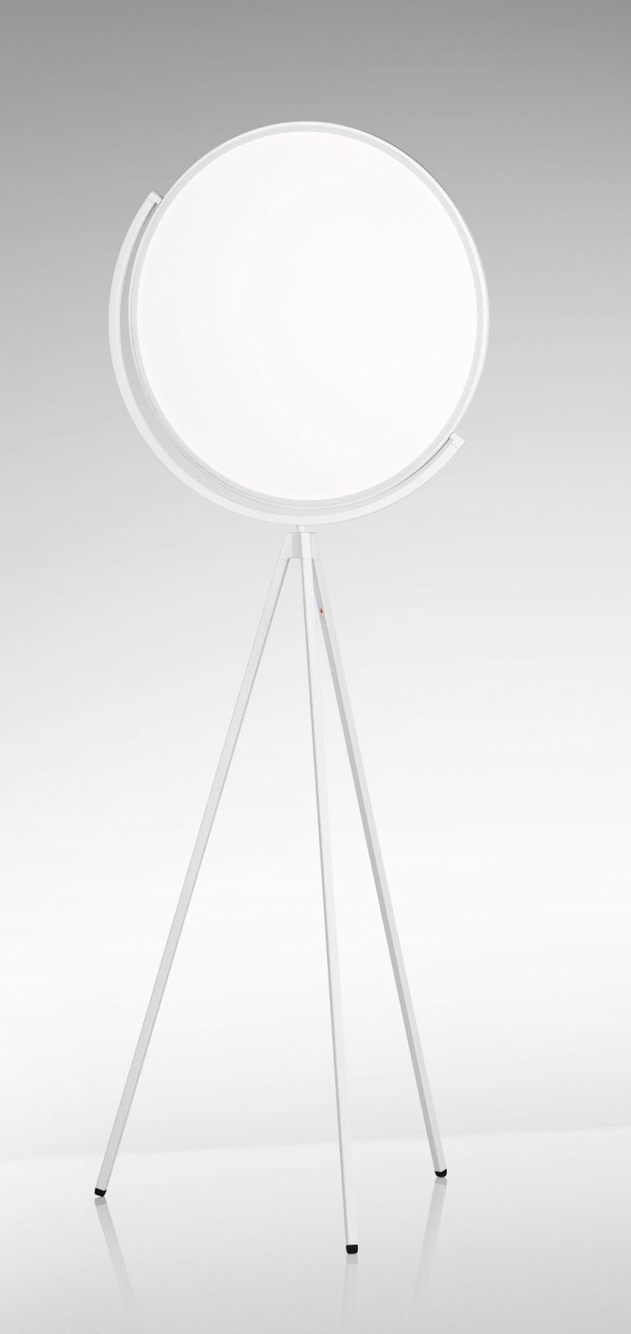 Weiße Flos Superloon Stehleuchte mit rundem Lampenschirm und filigranem Stativfuß für modernes Wohnambiente.