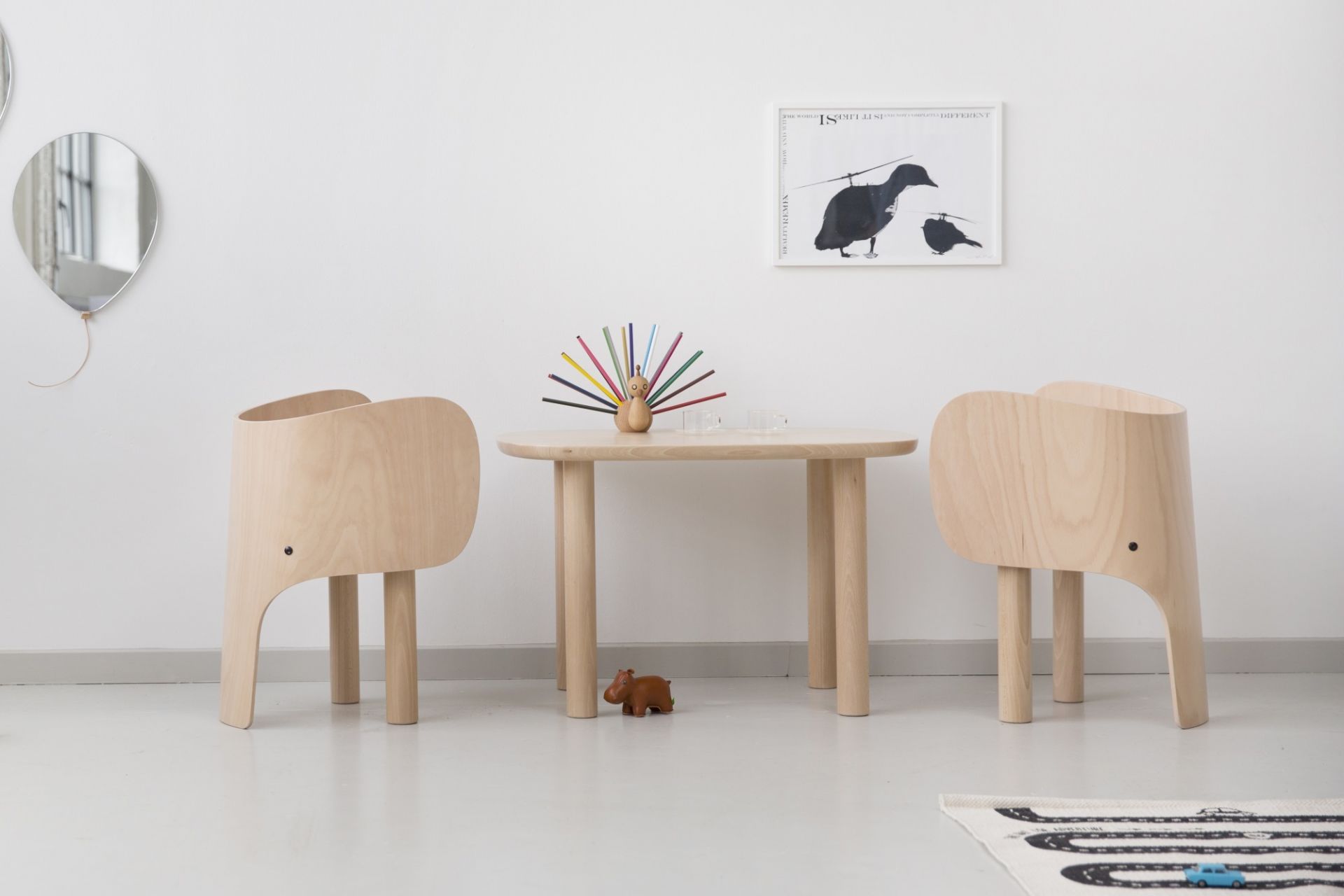 Kindertisch mit zwei Elefantenstühlen aus Holz, EO Elephant Table, skandinavisches Design für Kinderzimmer.