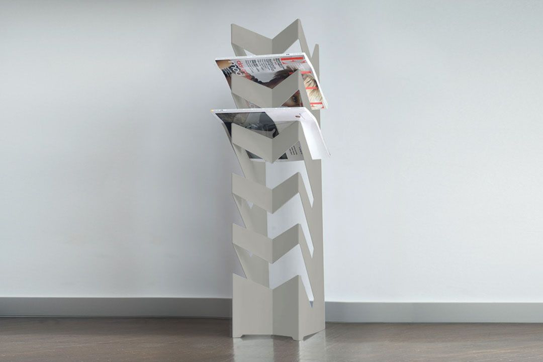 News Boden Zeitungsständer von Radius, moderner Magazinständer aus Metall mit Zeitungen.