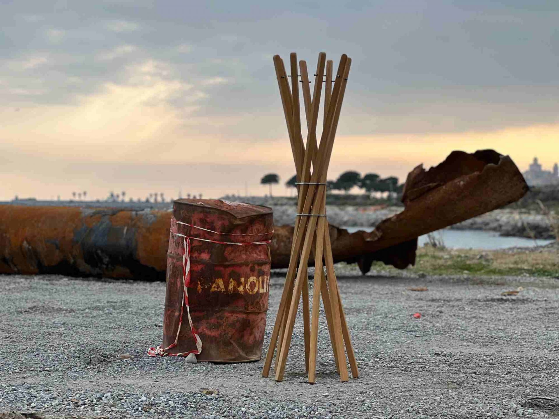 Marilyn Garderobenständer von Keilbach Designprodukte, minimalistischer Holz-Garderobenständer mit acht Stäben.