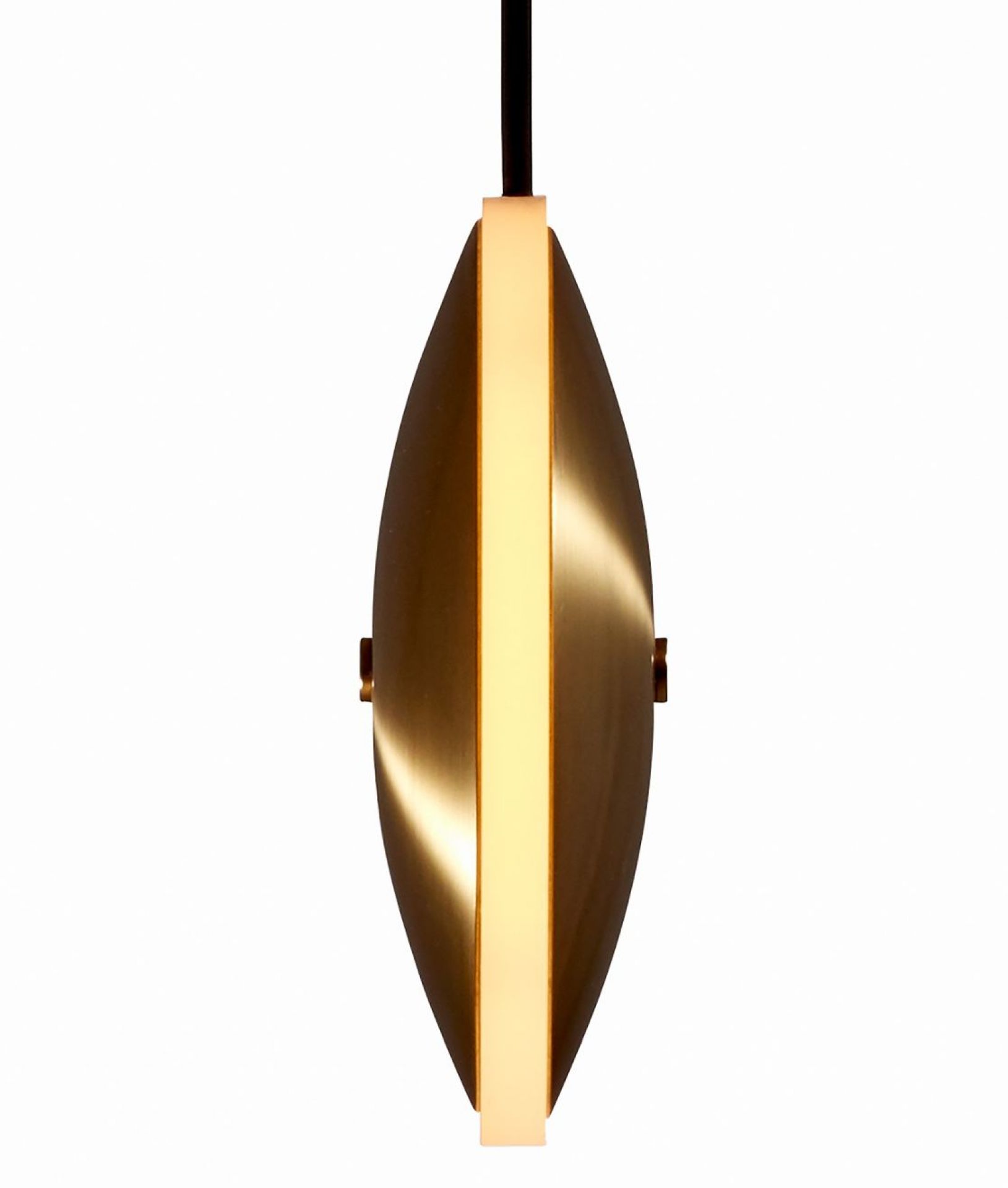 Dish6v Chrona Hängeleuchte von Graypants: Ovale, messingfarbene Pendelleuchte mit zentralem Lichtschlitz für moderne Beleuchtung.