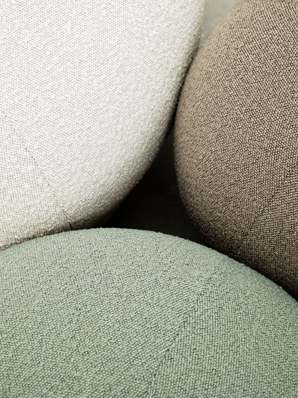 Nahaufnahme von drei Uno Pouf Hockern von Design House Stockholm in Beige, Grün und Grau.