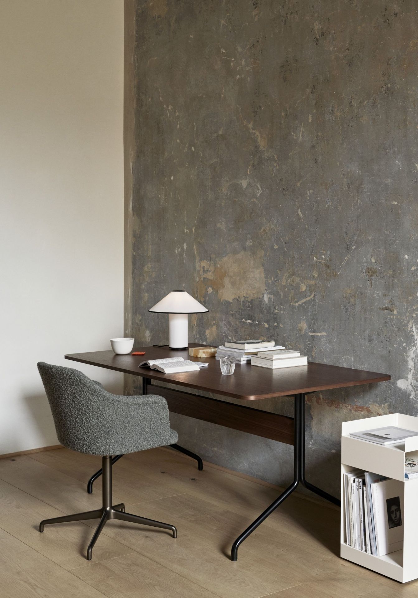 AndTradition Rollwagen Rotate SC73 neben Schreibtisch mit Lampe und Stuhl im modernen Arbeitszimmer.