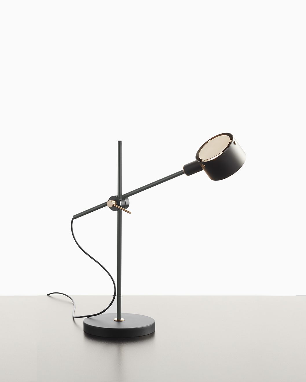 G.O. 252 Tischleuchte von Oluce: Moderne Schreibtischlampe in Schwarz und Grün mit verstellbarem Leuchtenkopf.