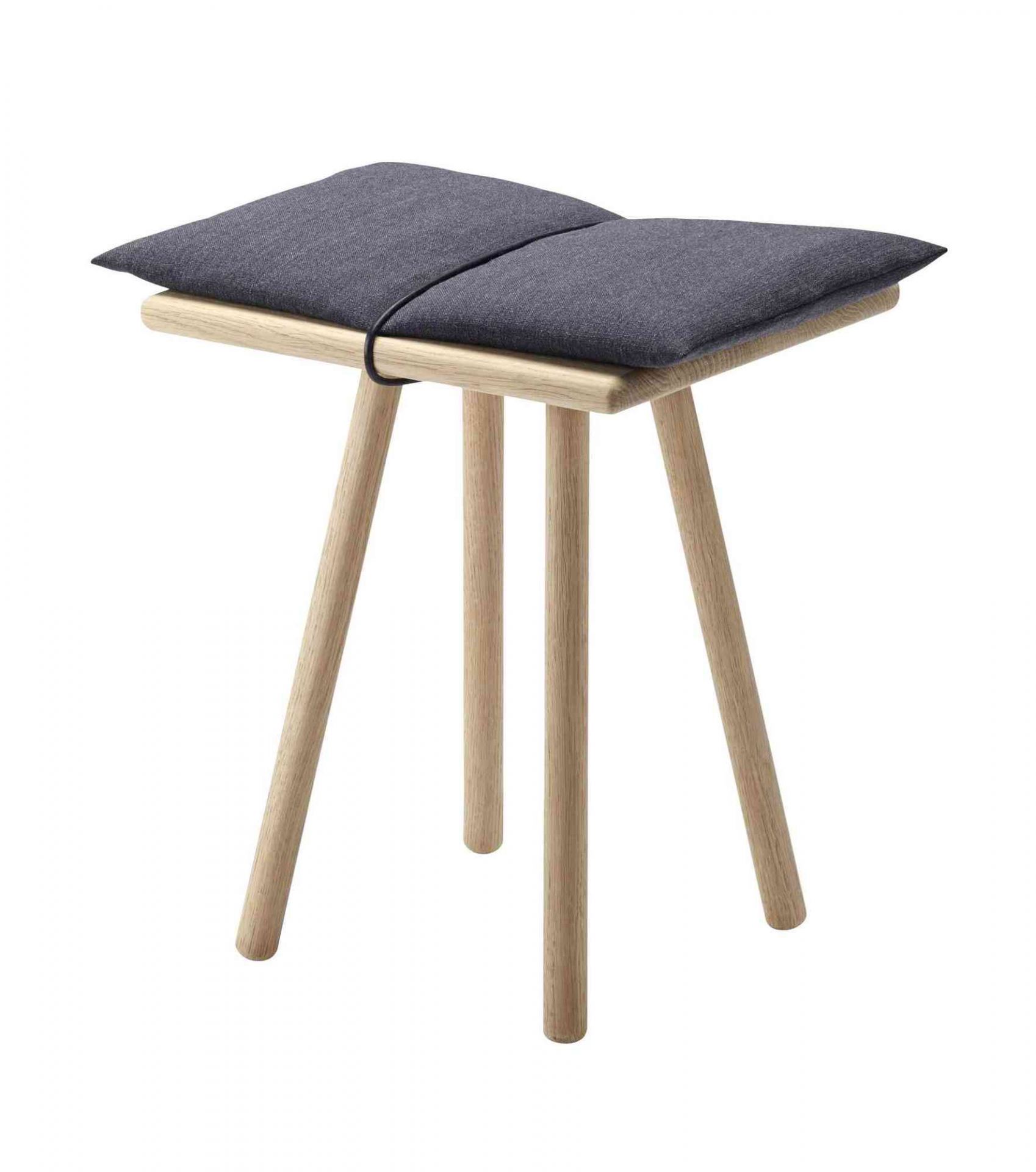 Georg Hocker von Skagerak: Moderner Eiche Hocker mit grauem Sitzkissen für Wohnzimmer und mehr.