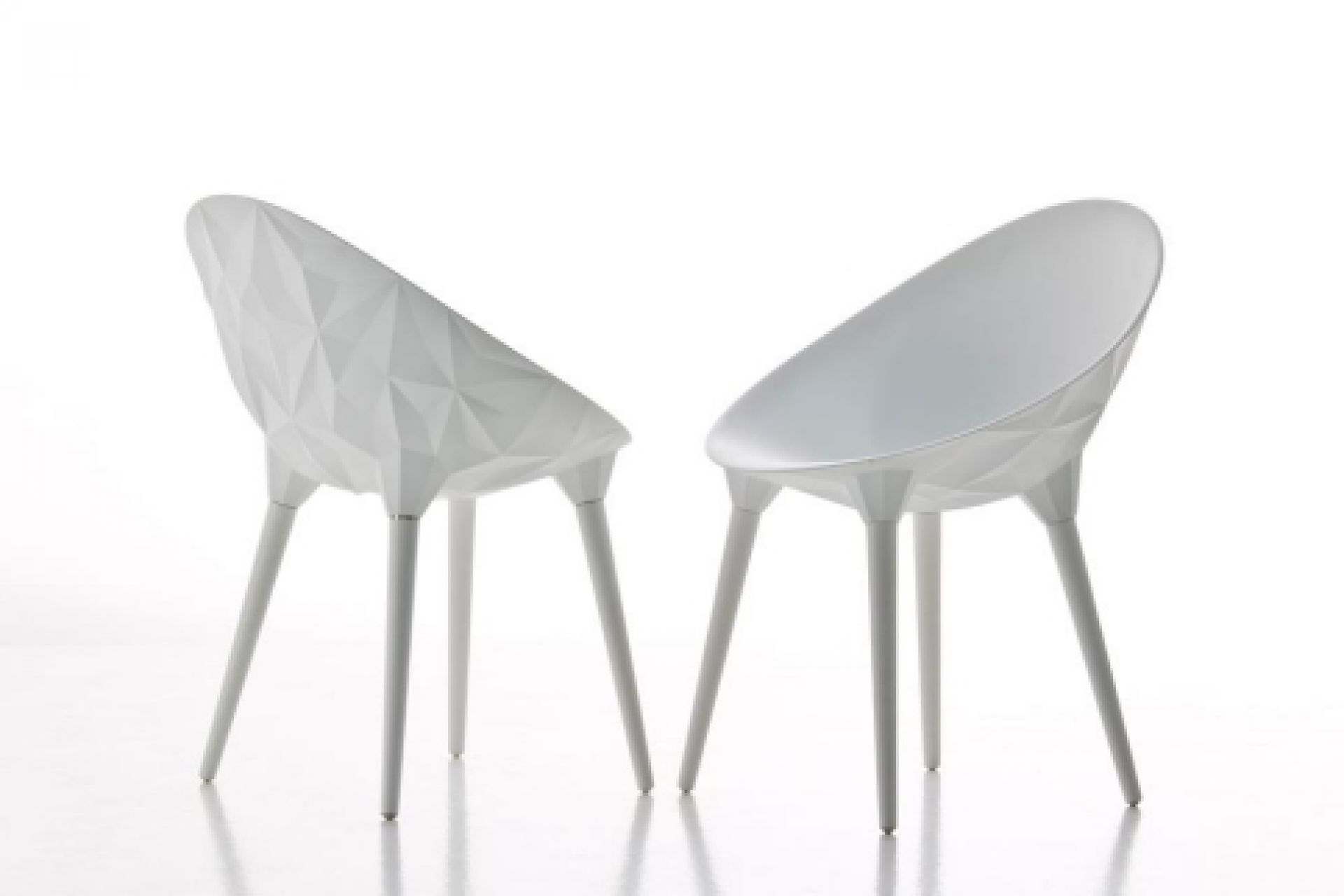 Zwei weiße Design Stühle, Modell Rock Chair von Moroso Diesel, moderne Sitzmöbel für Wohnzimmer.