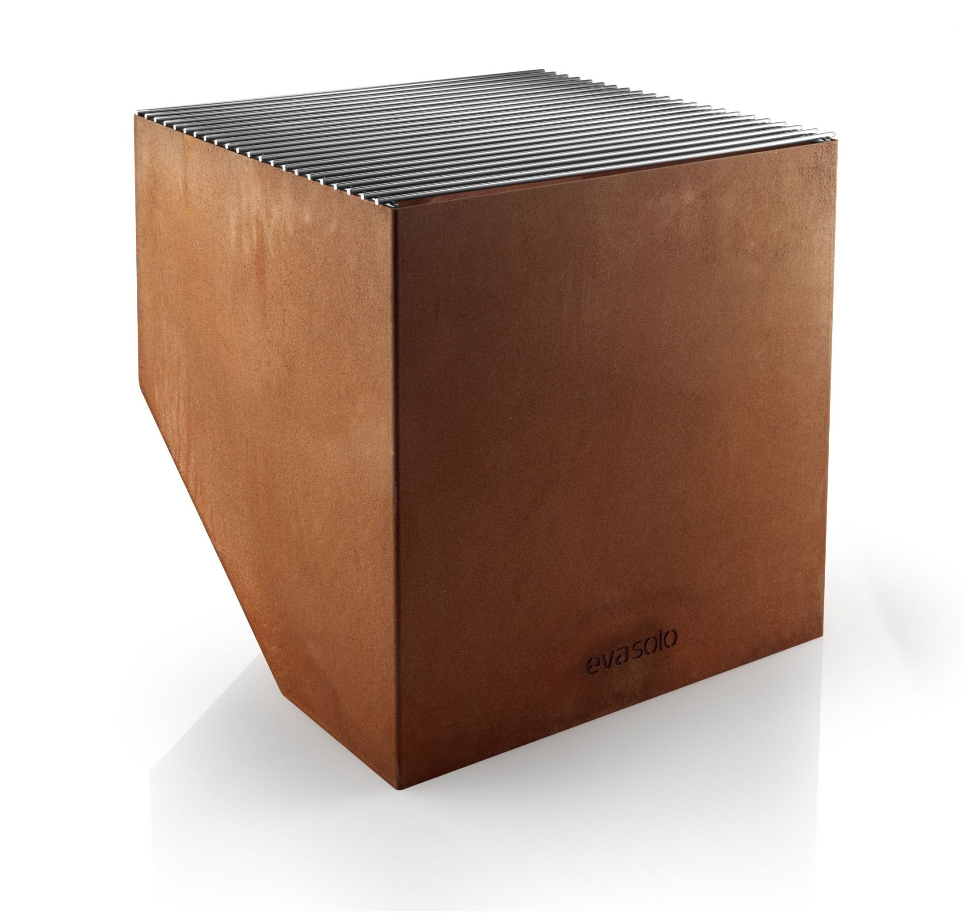 Eva Solo FireCube Feuerschale und Grill: Rostfarbener Kubus mit Grillrost aus Edelstahl.