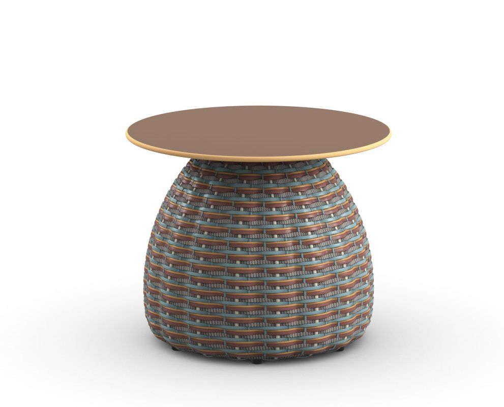 Dedon Porcini Beistelltisch: Runder Outdoor-Tisch mit brauner Tischplatte und geflochtenem Untergestell.