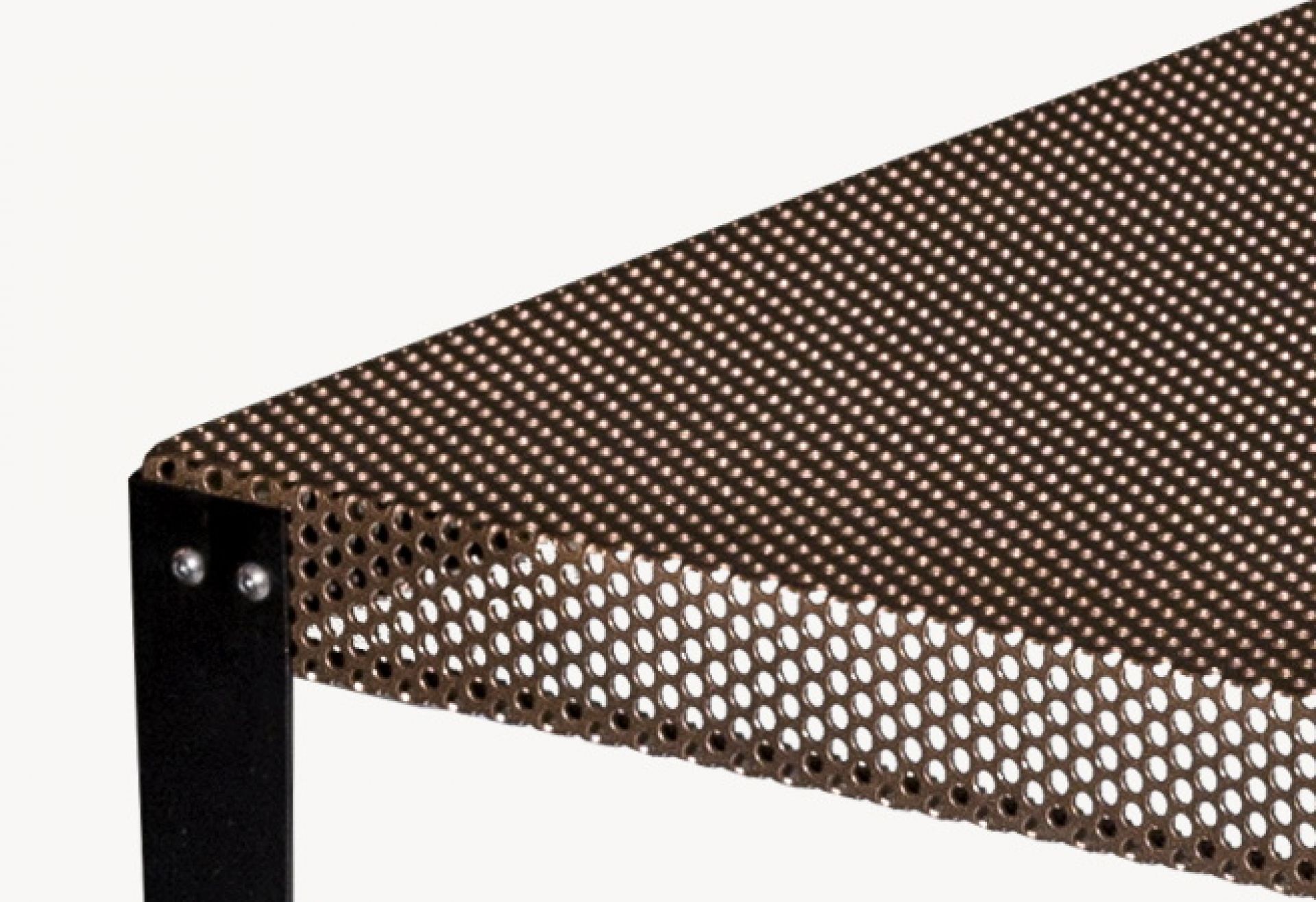 Detailaufnahme: Nizza Couchtisch von Moroso Diesel, Tischplatte aus perforiertem Metall, schwarzes Gestell. Moderner Wohnzimmertisch.