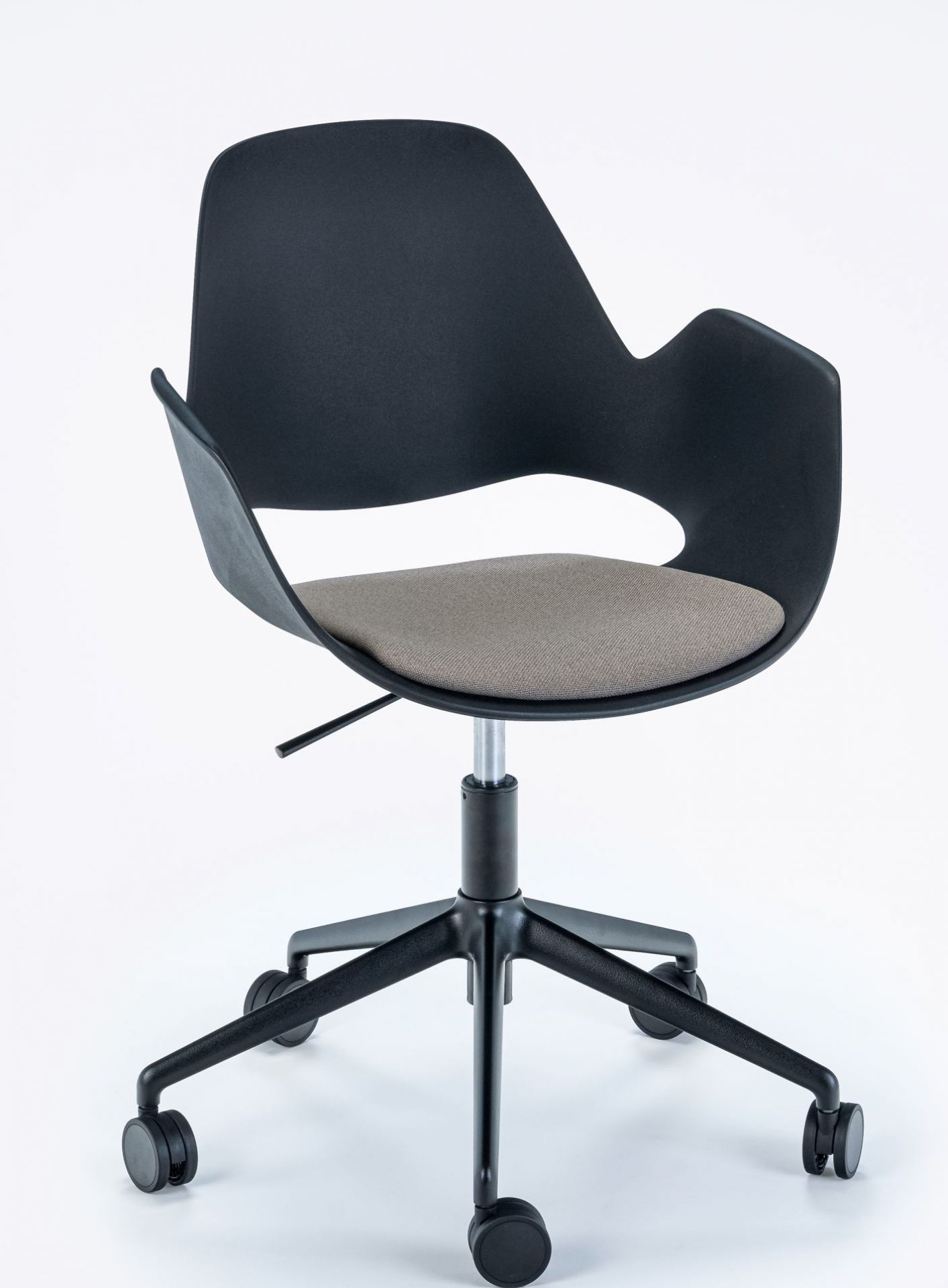 Falk Drehstuhl von Houe mit schwarzer Sitzschale, grauem Sitzpolster und Fünfsternfuß mit Rollen.