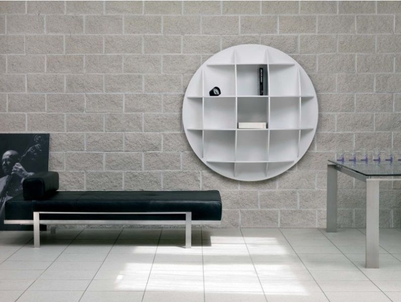 Weißes, sphärisches Bücherregal von Continental Carnovali an einer Wand, modernes Design.