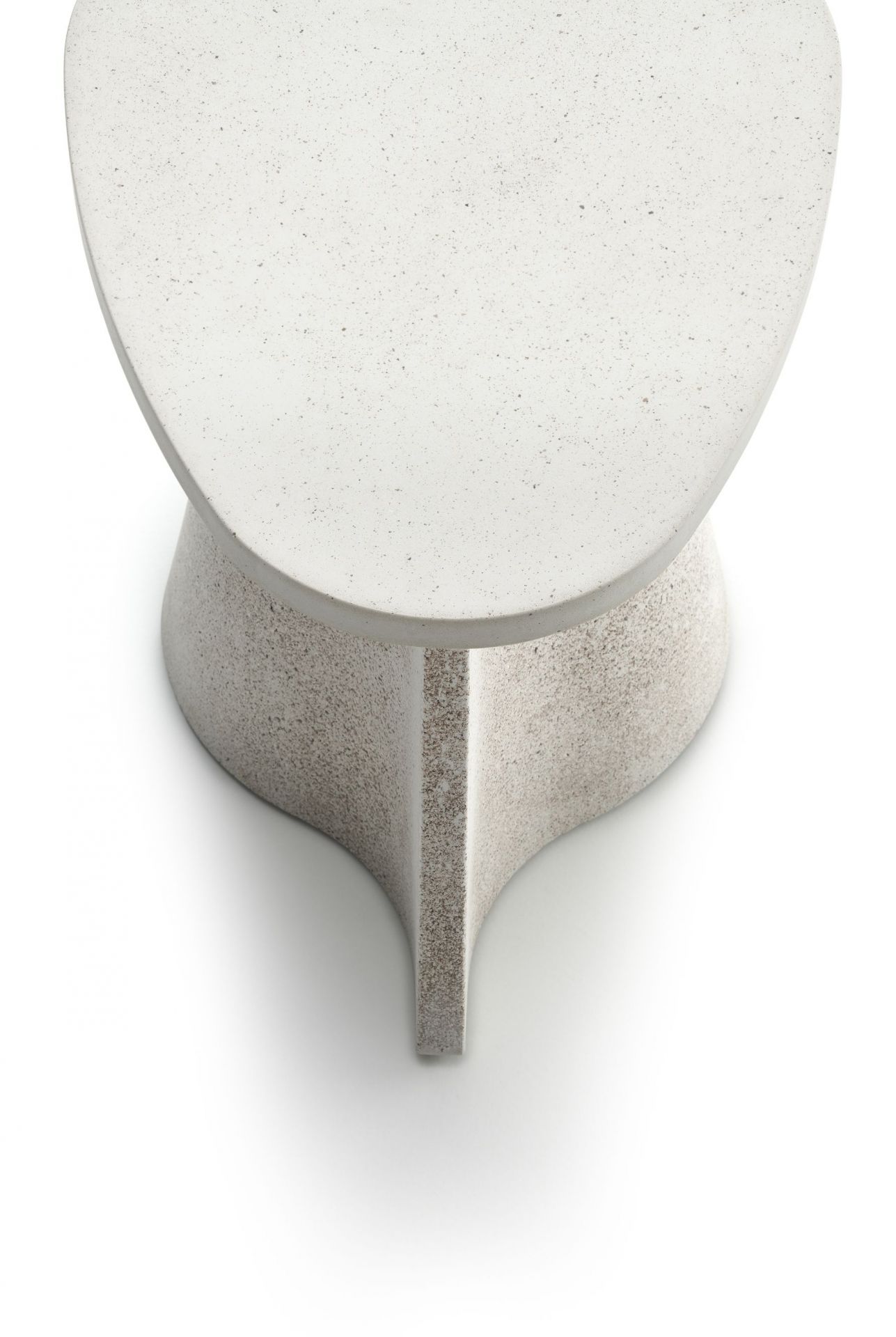 Nahaufnahme des Fossil Beistelltisches von MDF Italia, moderner Design Tisch in Weiß.