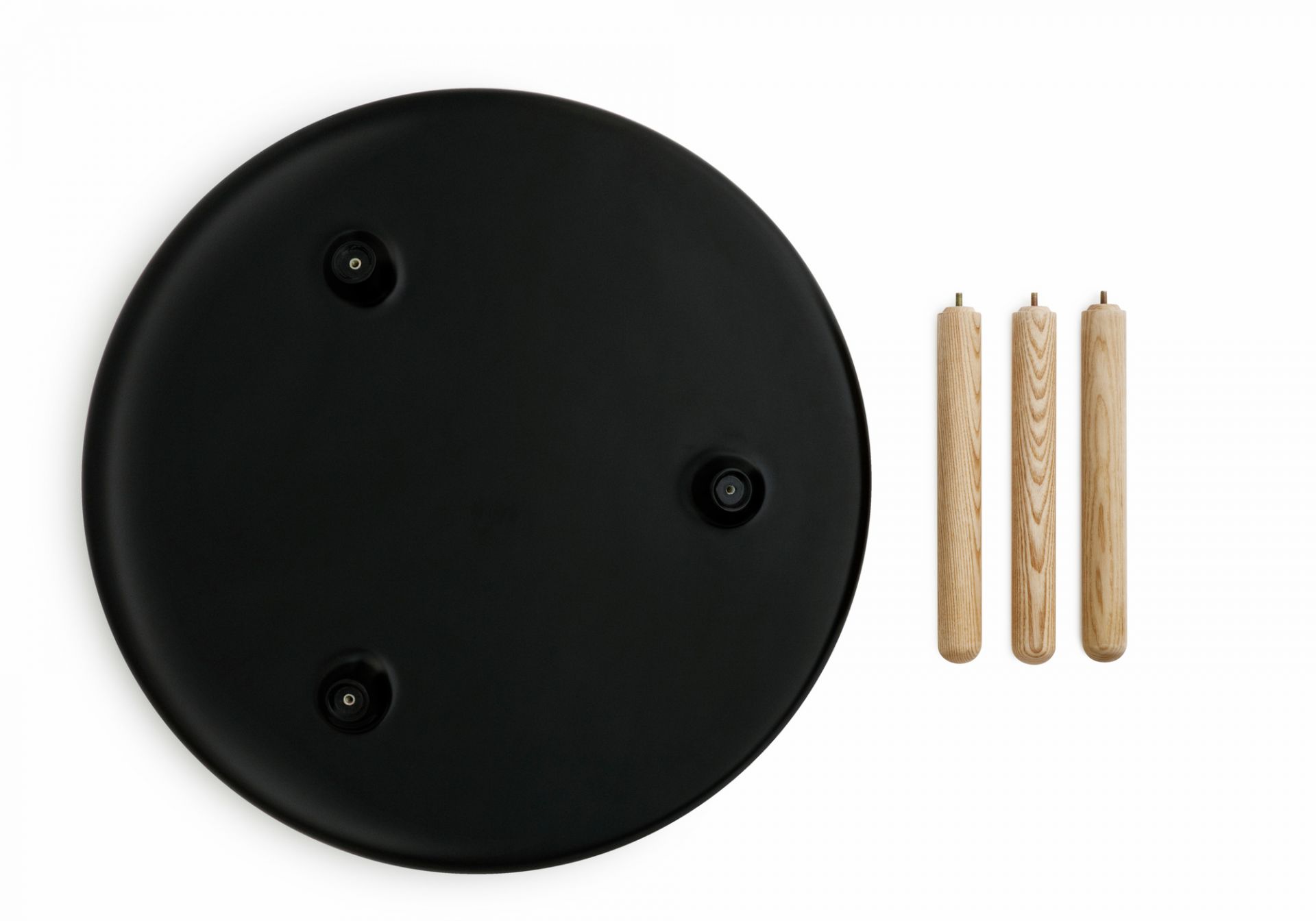 Schwarze Tischplatte und Holzbeine des Normann Copenhagen Tablo Beistelltisch Small von unten.