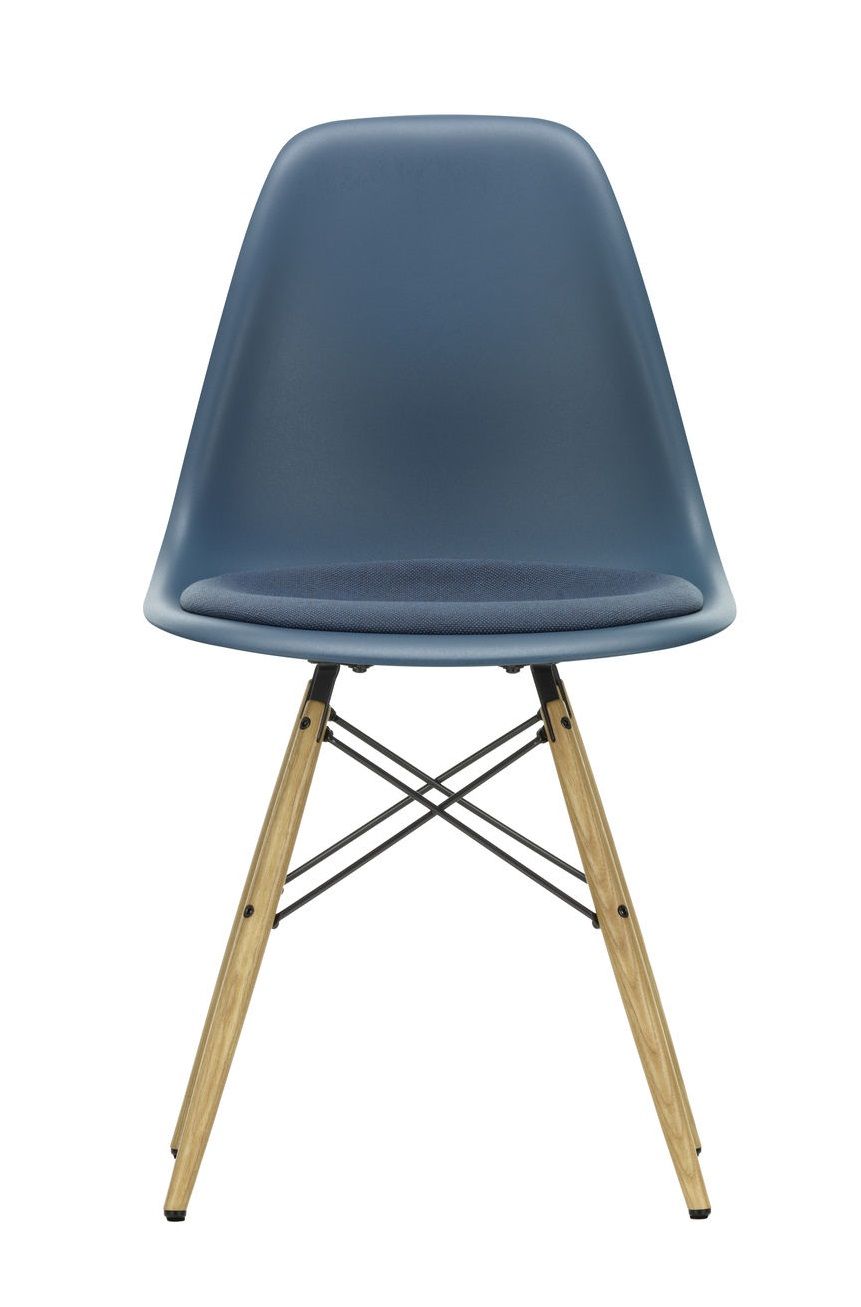 Blauer Eames Plastic Side Chair DSW mit Sitzpolster und Holzbeinen, Vitra Stuhl.