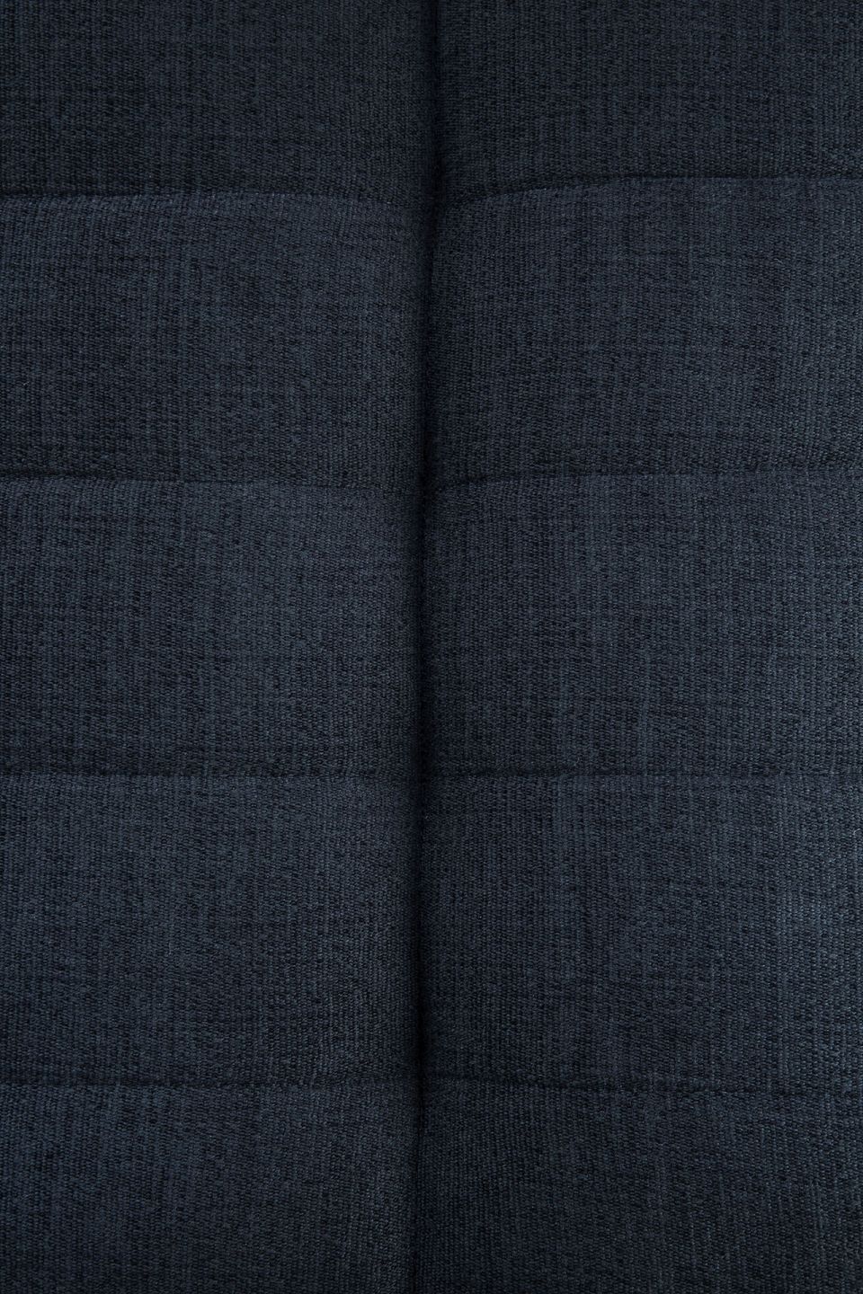 Detailaufnahme des graphitfarbenen N701 Sofas von Ethnicraft: Textur des Polsterstoffes und Nahtverarbeitung.