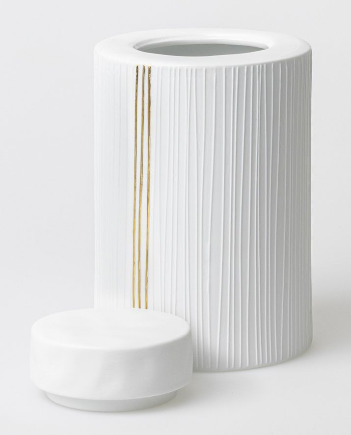 Weiße Porzellandose mit Deckel und goldenen Streifen, modernes Design für Küche und Wohnen.