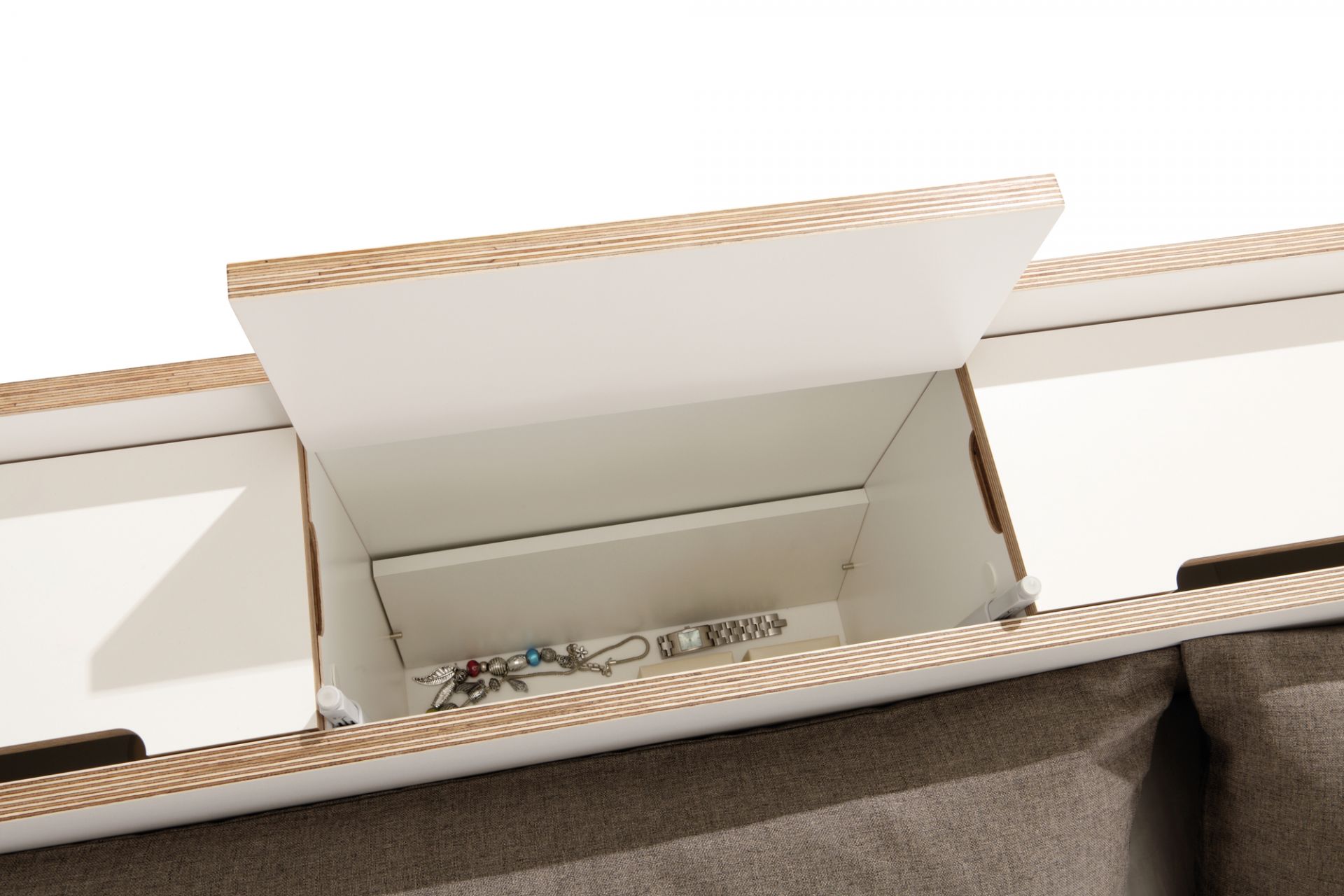 Nook Bett: Detailansicht des weißen Einzelbettes mit geöffnetem Stauraum für Bettwäsche und Accessoires.