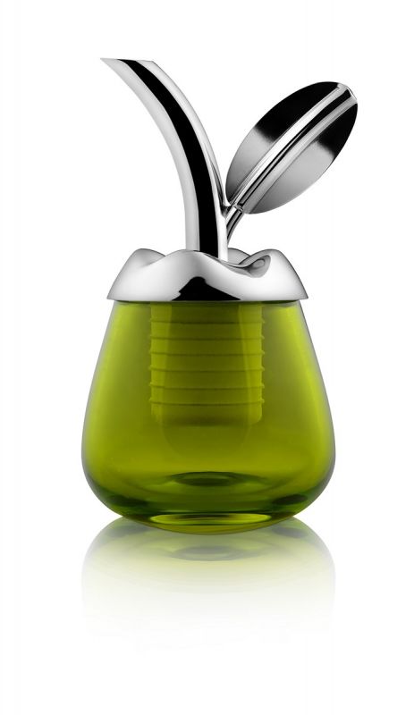 Fior d'olio Olivenölkoster von Alessi: Grüne Glasflasche mit silberfarbenem Ausgießer in Blattform.