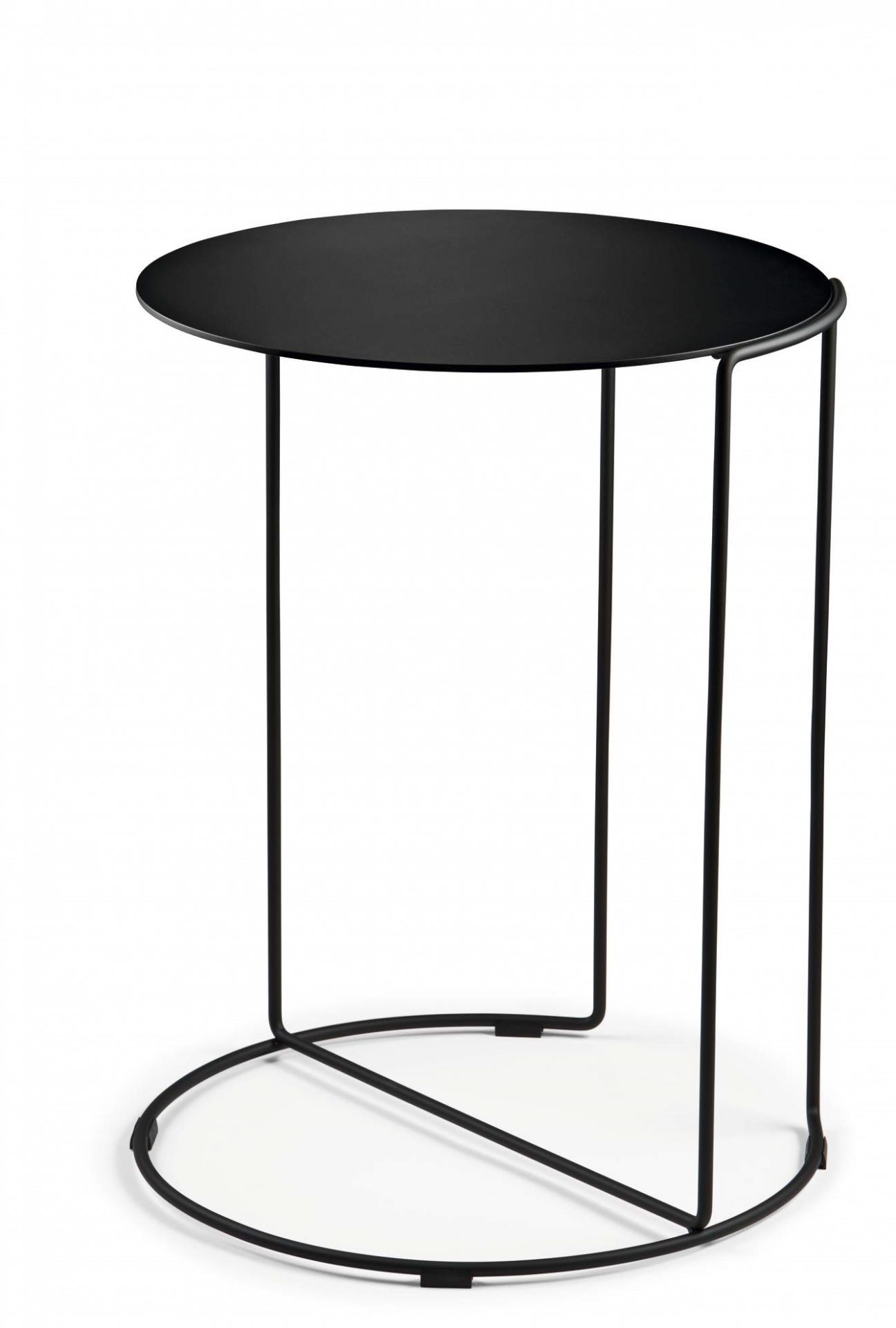 Schwarzer Oki Beistelltisch von Walter Knoll mit runder Tischplatte und filigranem Metallgestell.