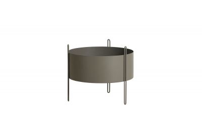 Pidestall Pflanzgefäß Medium Taupe von Woud: Runder, taupefarbener Blumentopf mit filigranem Metallgestell.