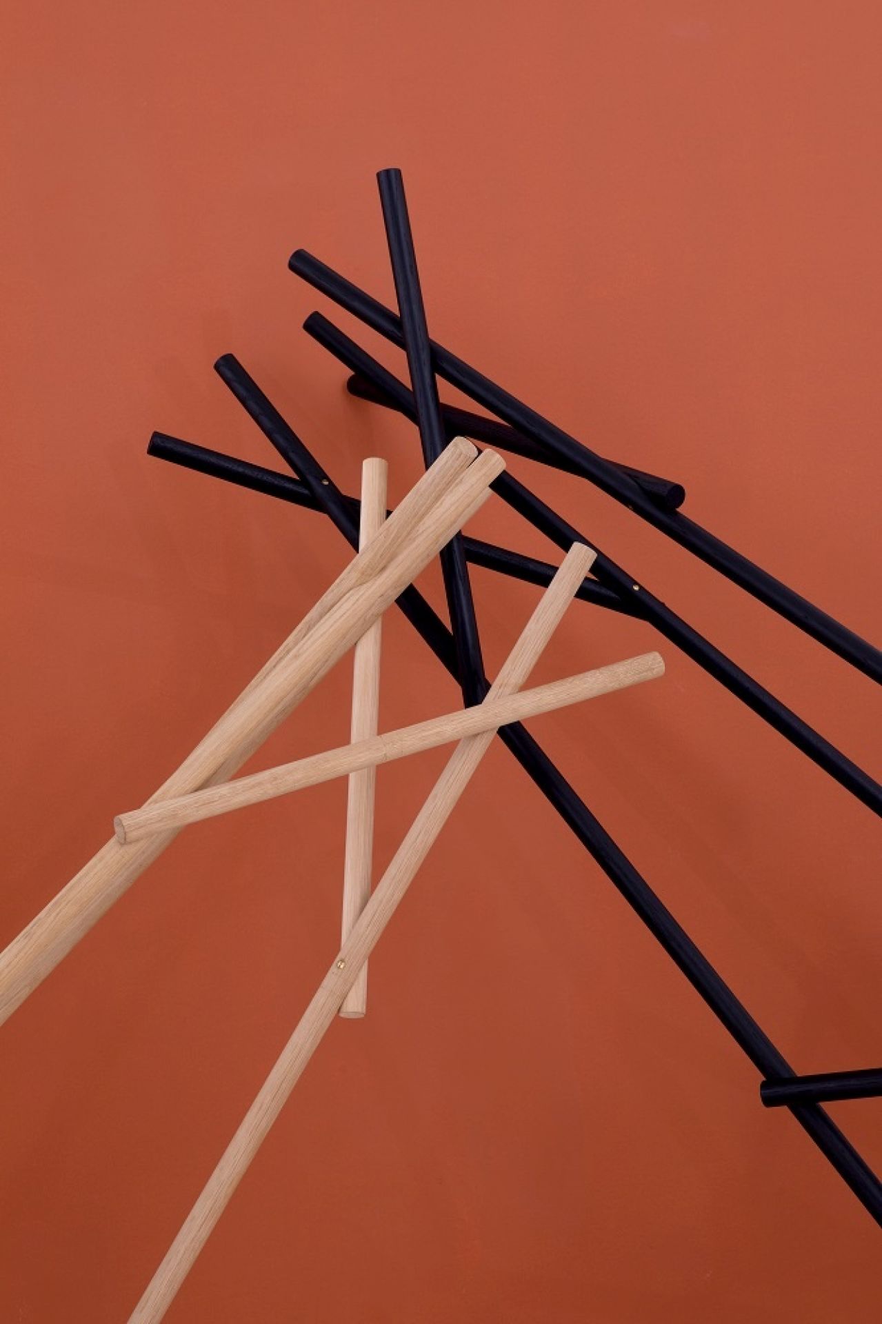 Detailaufnahme des Kendo Garderobenständers von Cascando aus Eiche Natur und schwarz lackiertem Holz. Design Garderobe.