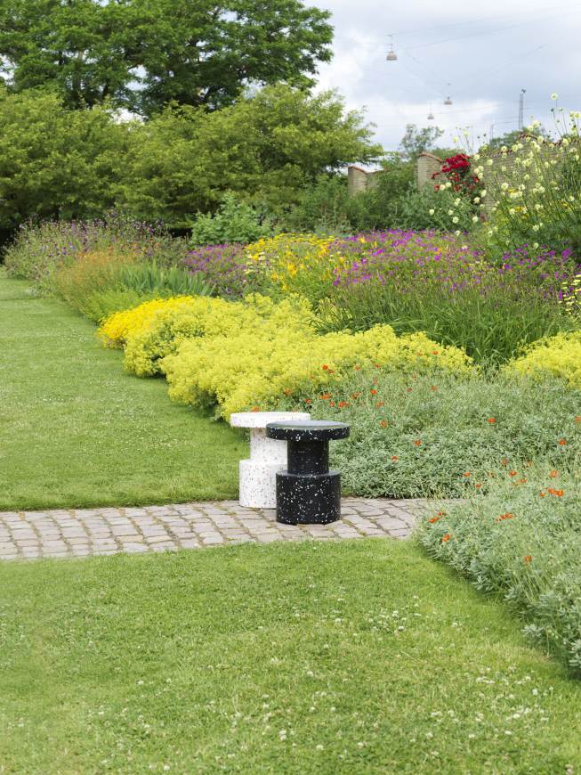 Zwei Bit Stool Hocker von Normann Copenhagen in Schwarz und Weiß im Garten.