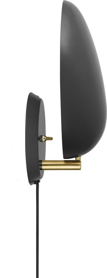 Schwarze Cobra Wandleuchte von Grossman für Gubi, mit Messingarm und Textilkabel.