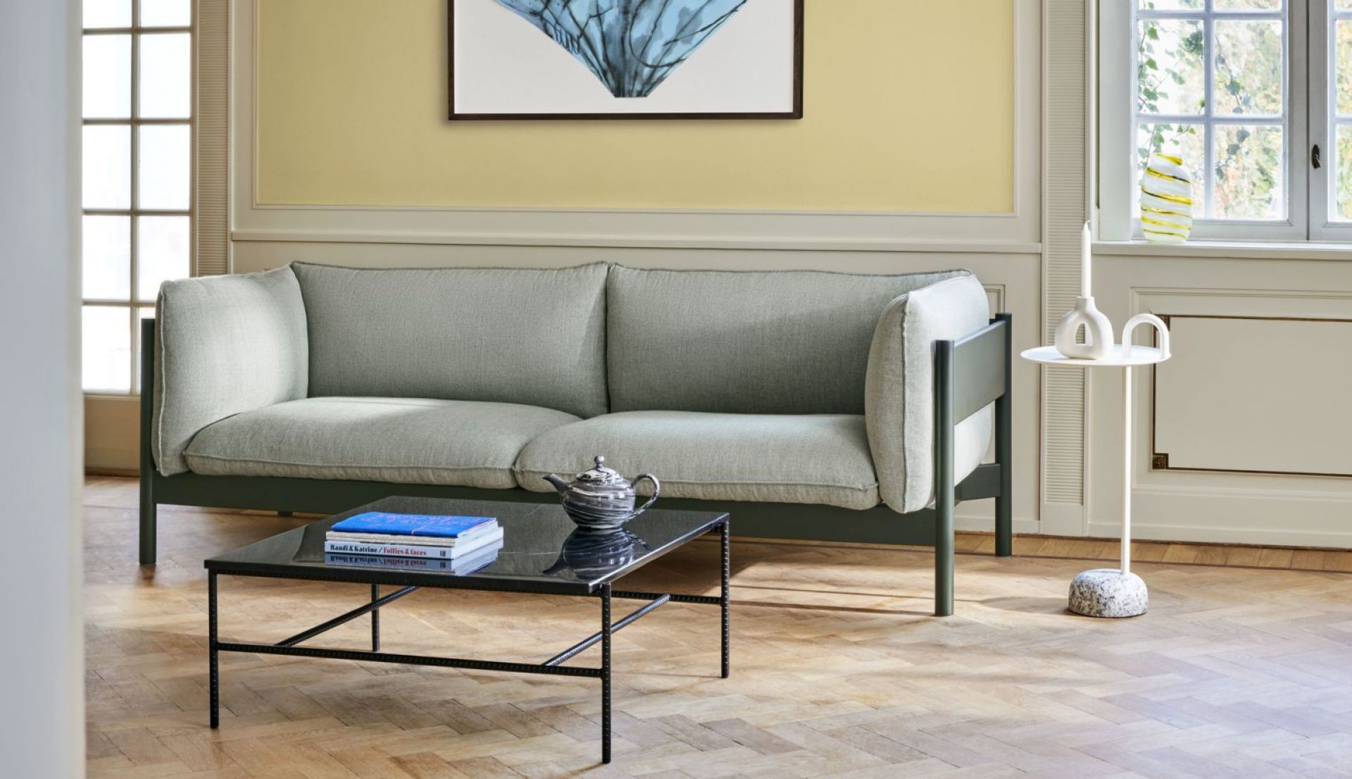 Arbour Eco Sofa: Modernes 3-Sitzer Sofa in Re-wool 408 und flaschengrünem Buchenholz von Hay.