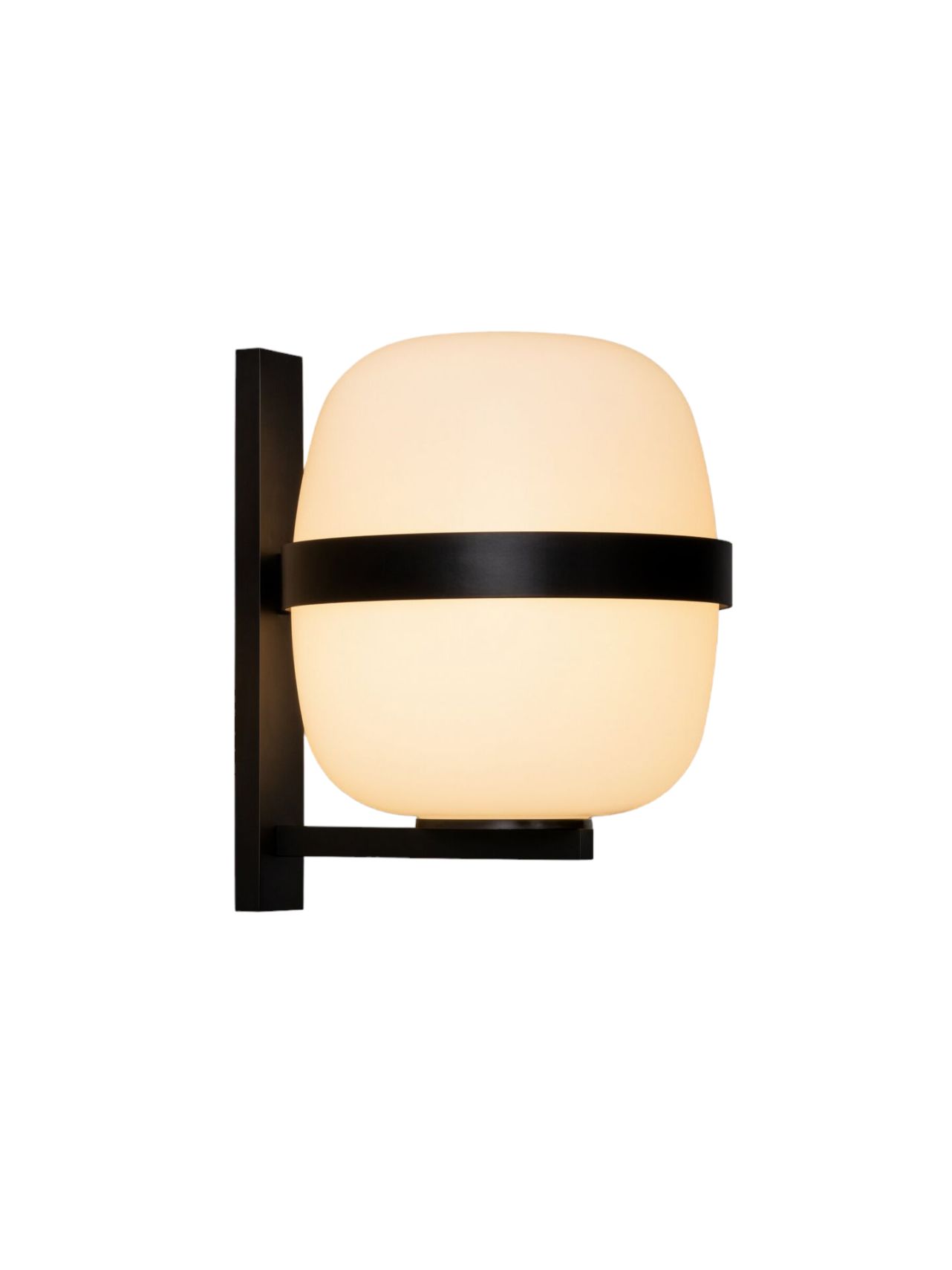 Wally Cesta Wandleuchte von Santa & Cole in Schwarz mit sanft leuchtendem, ovalem Lampenschirm.