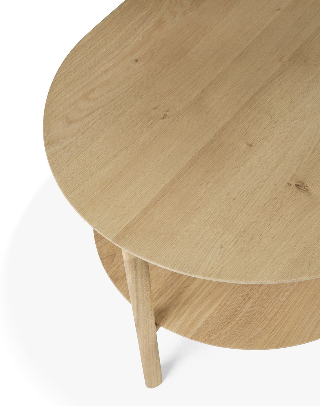 Detailaufnahme: Ethnicraft Bok Couchtisch aus Eiche mit Ablage, modernes Design.