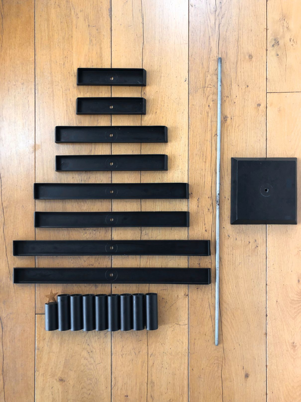 Einzelteile des Soho Weihnachtsbaum für Teelichter von Philippi auf Holzuntergrund. Teelichthalter, Ständer und Ablagen.