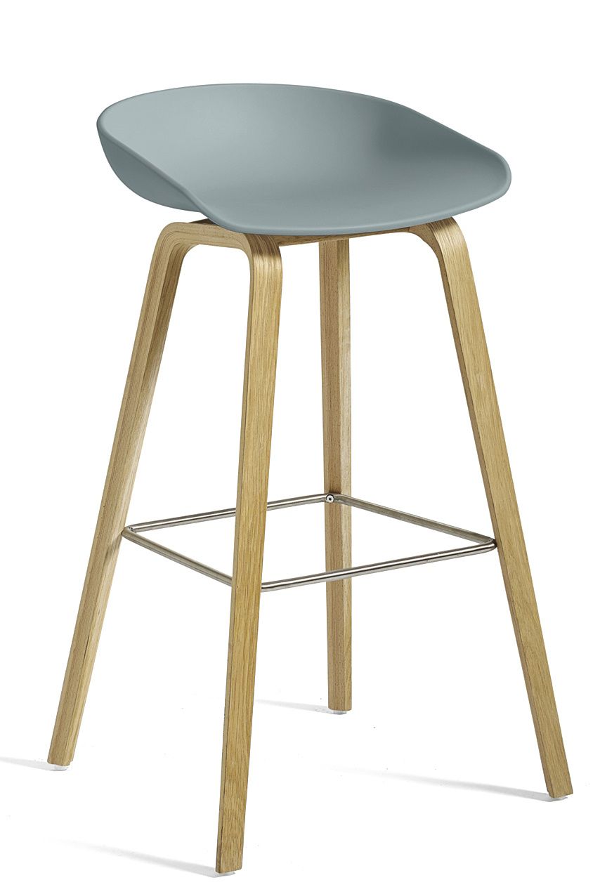 About a Stool AAS32 Barhocker in Dusty Blue mit Holzbeinen und Fußstütze.
