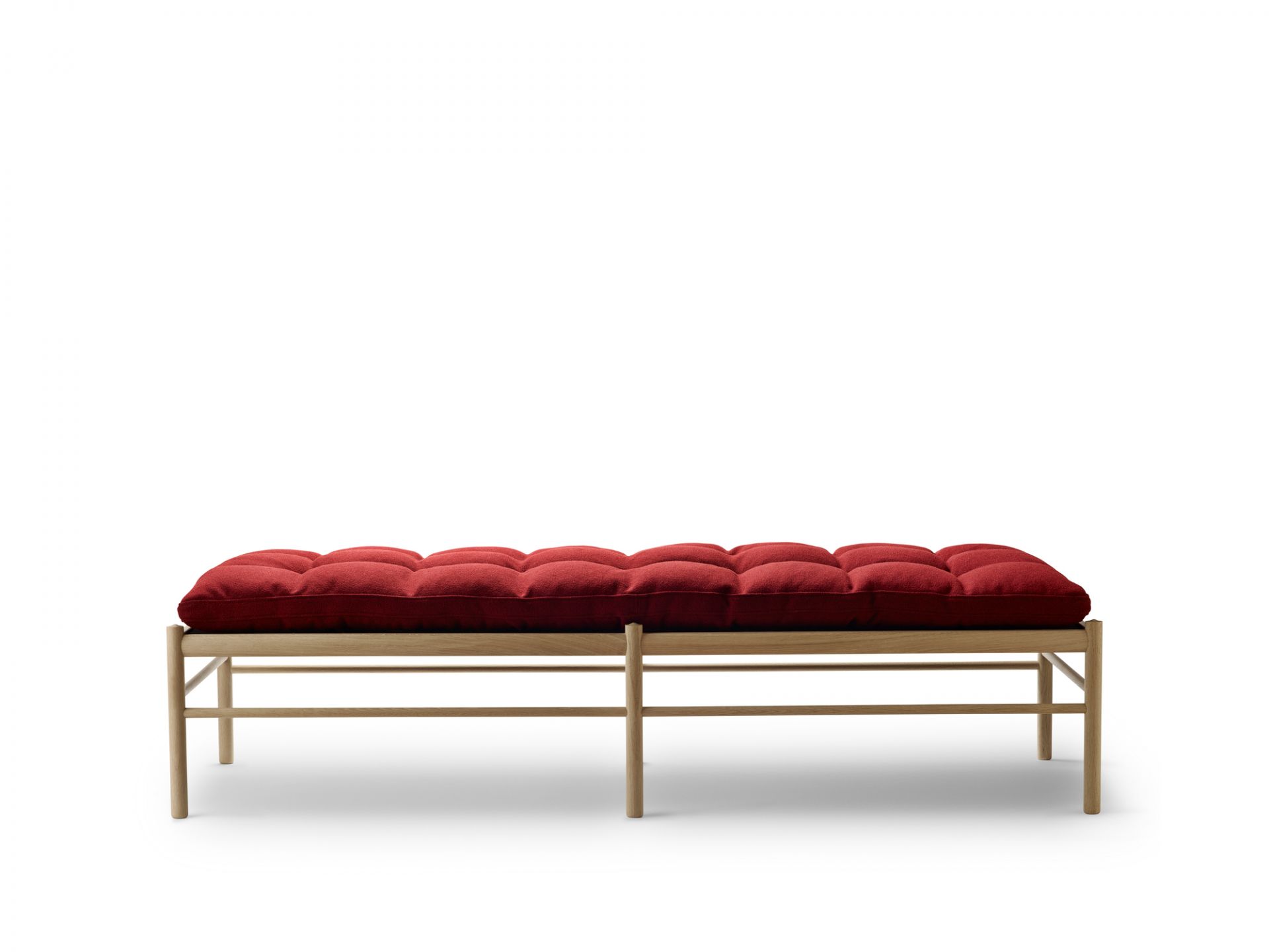 OW150 Daybed von Carl Hansen & Søn mit rotem Hallingdal65 Bezug und Holzgestell.