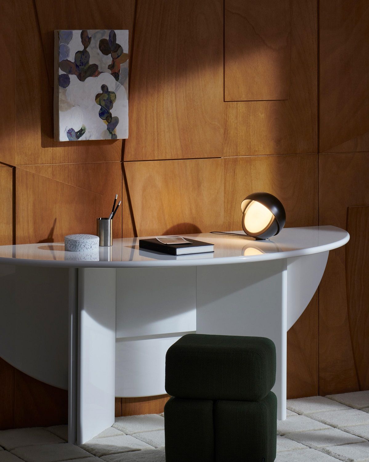 Palpebra Tischleuchte von Cassina auf weißem Schreibtisch, modernes Design, Aluminium, warmes Licht.