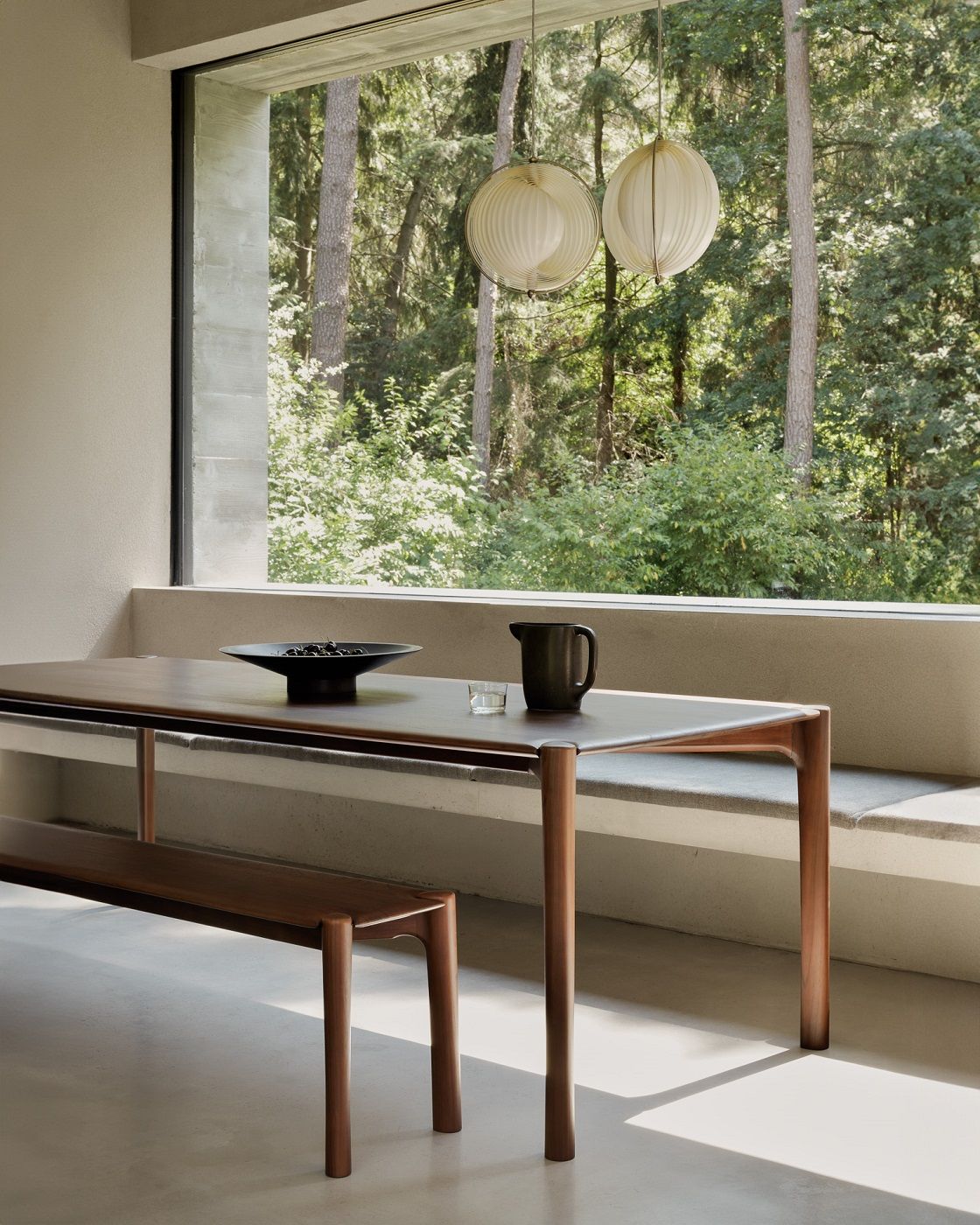 PI Bank aus Teakholz dunkelbraun von Ethnicraft, moderne Holzbank für Esszimmer und Wohnbereich.