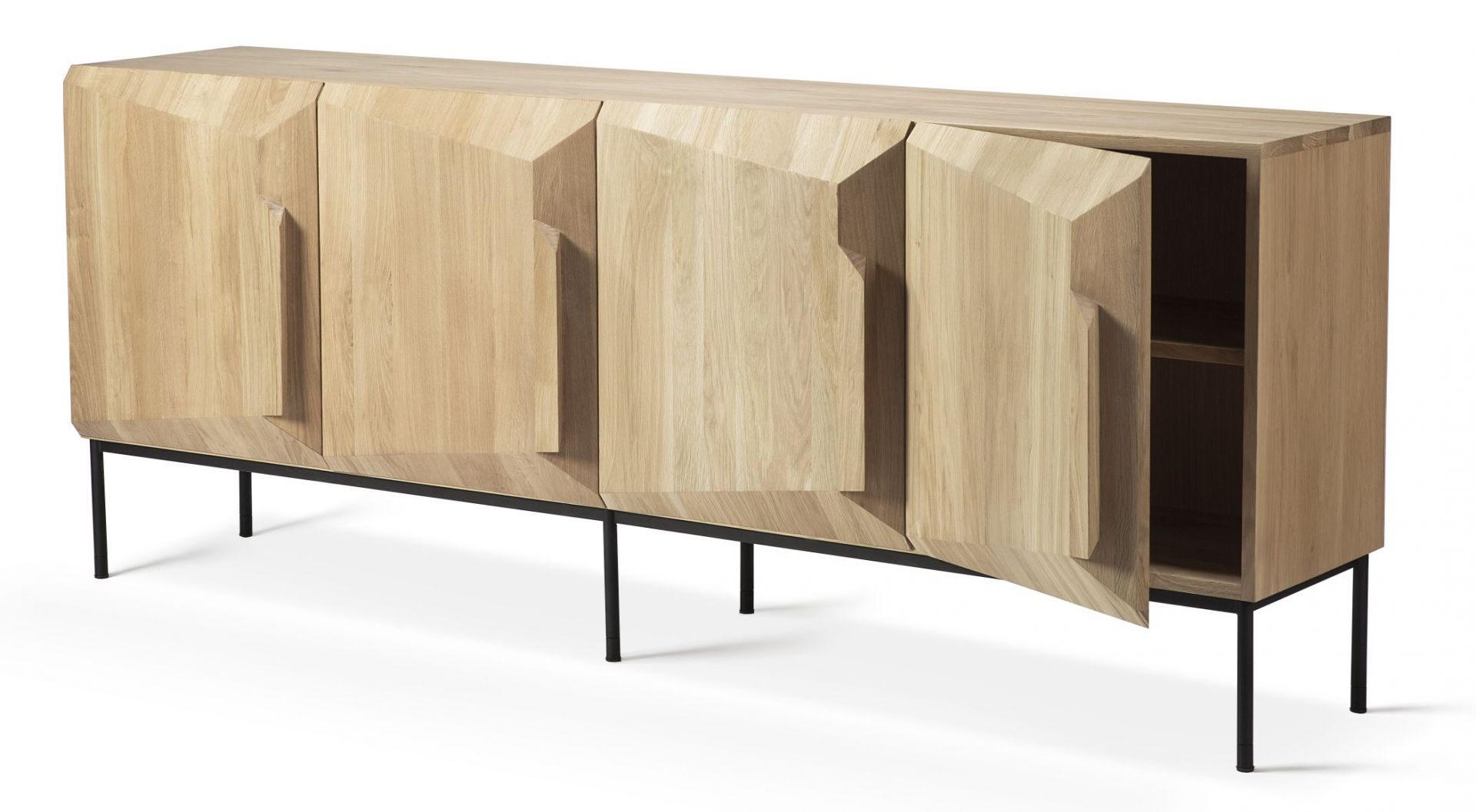 Ethnicraft Stairs Anrichte aus Eiche mit 4 Türen und schwarzem Metallgestell.