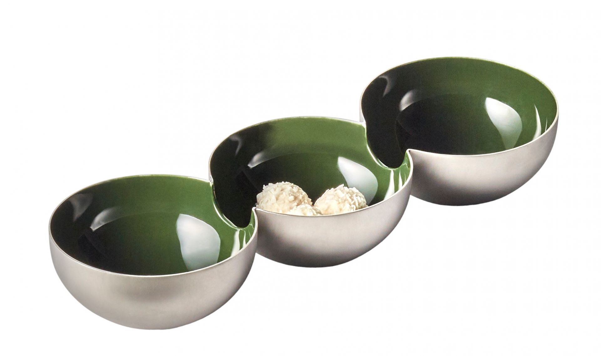 Biel Schale von Philippi: Dreiteilige Servierschale aus Edelstahl mit grüner Innenseite, gefüllt mit Pralinen.