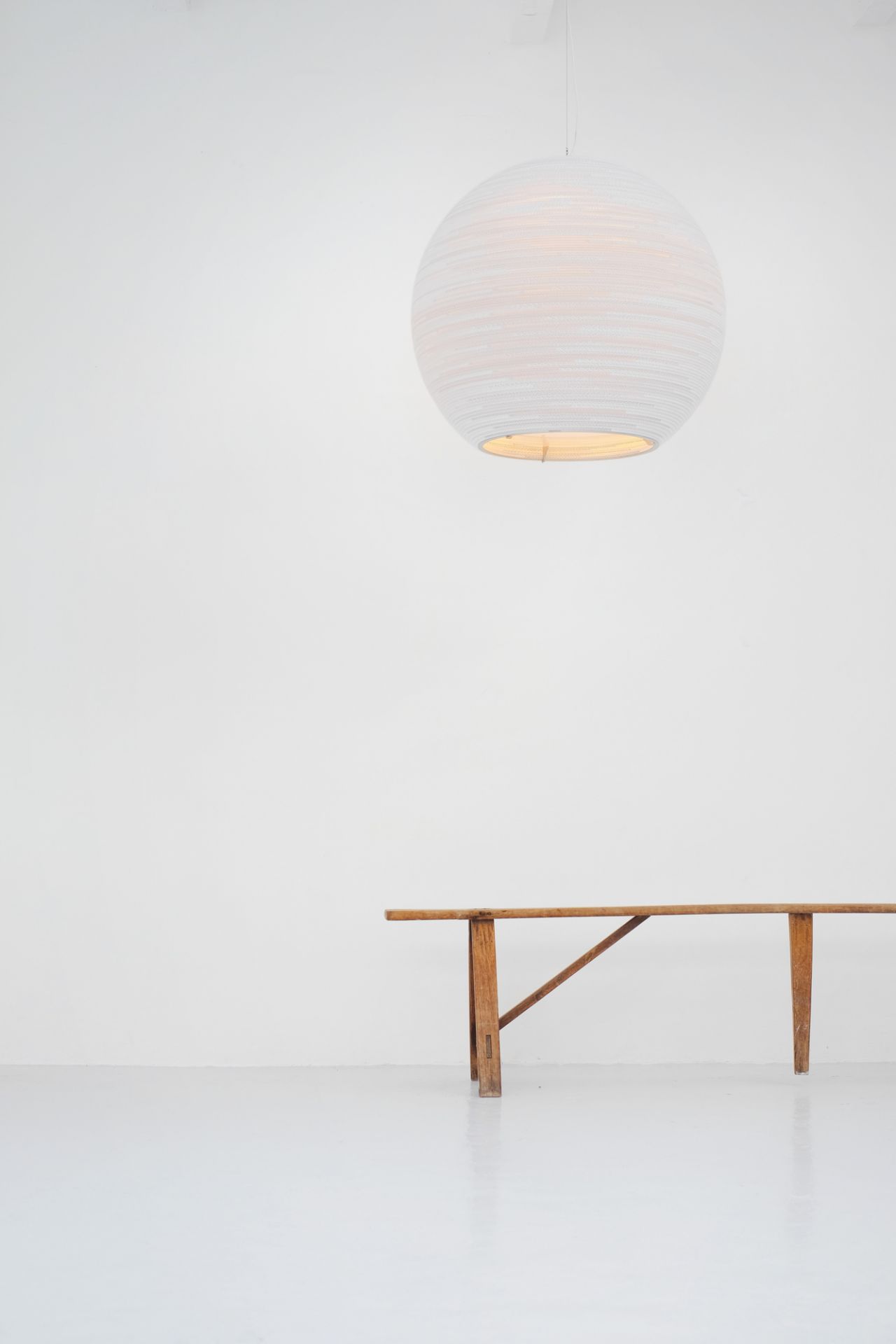 Weiße Scraplights Sun 32 Hängeleuchte von Graypants, runde Designlampe aus recycelter Pappe.