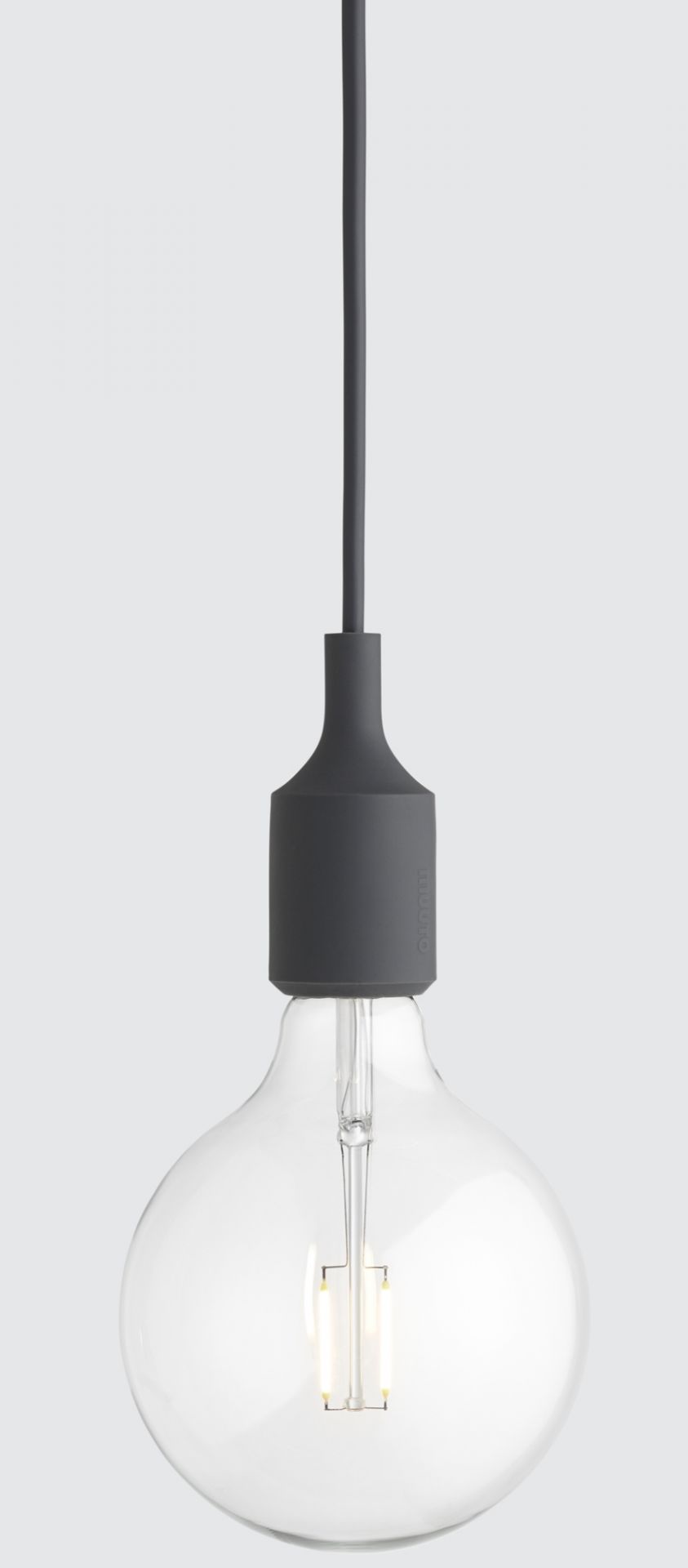 Nahaufnahme der E27 Socket Lampe Pendelleuchte von Muuto in hellem Grau.