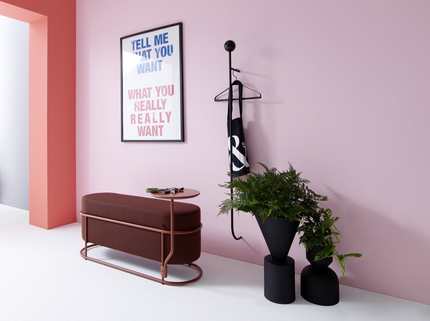 Braune Drop Bank mit integriertem Beistelltisch, ideal für Flur oder Wohnzimmer. Moderne Sitzbank.