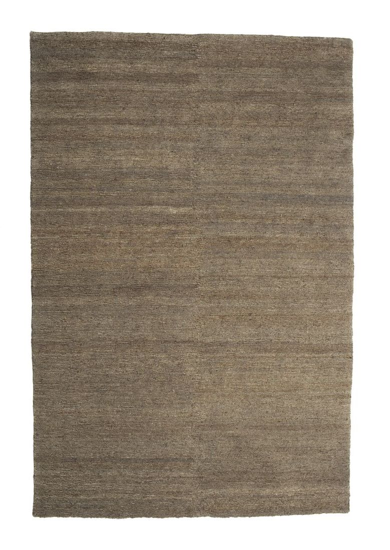 Nanimarquina Earth Rug Teppich Khaki, 250x350cm. Detailaufnahme des rechteckigen, braunen Teppichs mit feiner Textur.